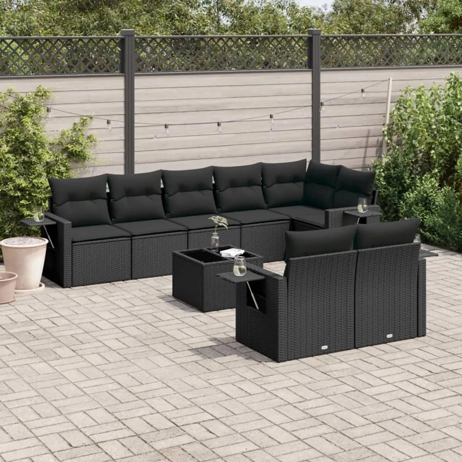 Schwarze 9-teilige Garten-Sofagarnitur aus Rattan mit Kissen und Tisch für Terrasse oder Garten.