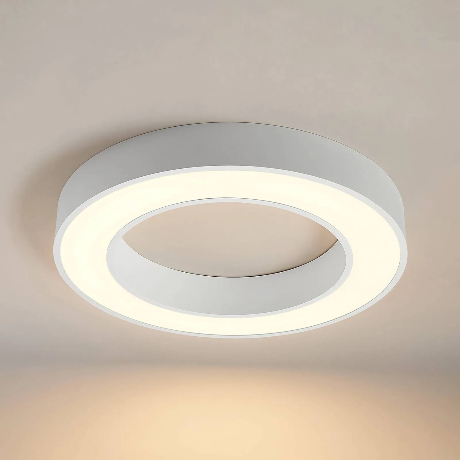 Moderne, weiße LED Deckenleuchte Sharelyn aus Aluminium, ringförmig, für Küche & Wohnraum.