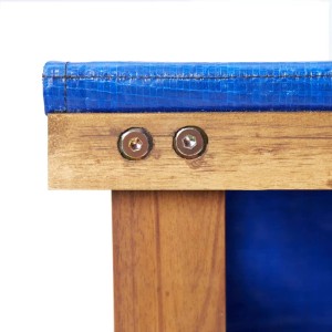 Detailansicht: Kaminholzregal aus Akazie mit blauer Plane, Schrauben sichtbar.