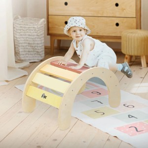 Mehrfarbiger Joyz Kletterbogen aus Holz mit Kind beim Spielen. Bogenwippe für Spieltürme.