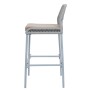 Hellgrauer Rope-Barhocker mit taupefarbenem Sitzkissen und Metallgestell, Seitenansicht. Modernes Outdoor-Design.