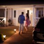 Szene mit Philips Hue Econic LED-Wegeleuchten, die einen Gartenweg beleuchten.