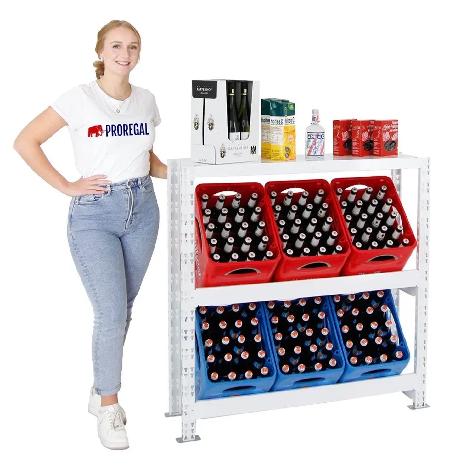 Weißes PROREGAL Getränkekistenregal Tegernsee XL mit 6 vollen Kisten und einer Person.