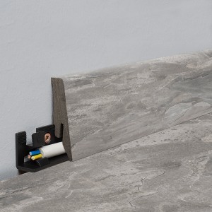Sockelleiste Binyl Pro Moon Slate mit Clip-System und Kabelkanal, graue Fußleiste.