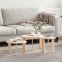 Drei runde Couchtische aus hellem Massivholz Kiefer in Natur, verschiedene Größen, vor einem Sofa auf Teppich.