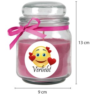Lila Duftkerze im Glas mit Herzen und Schleife, "Verliebt" Emoji. Romantische Kerze für entspannte Atmosphäre.