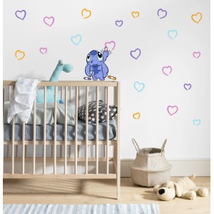 Wandsticker Stitch Artist von Komar mit bunten Herzen als Wanddeko im Kinderzimmer.