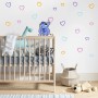 Wandsticker Stitch Artist von Komar mit bunten Herzen als Wanddeko im Kinderzimmer.