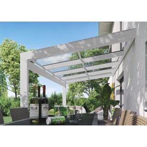 Weiße Skan Holz Terrassenüberdachung Novara mit klarer Doppelstegplatte und Leimholz-Konstruktion.