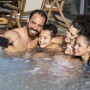Familie im LAY-Z-SPA Helsinki AirJet Whirlpool (180 cm) mit Holzoptik beim Selfie machen.
