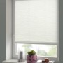 Gardinia EasyFix Rollo Dekor Streifen, 120x150 cm, weiß, am Fenster montiert.