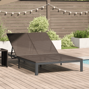Braune Doppel-Sonnenliege aus Rattan mit Kissen und Rädern für den Garten oder Balkon.