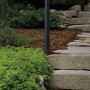 Schwarze Näve LED Wegeleuchte Clair im Garten, moderne Außenbeleuchtung.