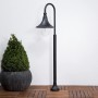 Schwarze Lindby Außenleuchte Daphne aus Aluminium, 120cm hoch, für Garten und Terrasse.