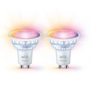Zwei WiZ LED-Spots GU10, 4,7W, transparent. Smarte Glühlampen mit Farbwechsel für stimmungsvolles Licht.