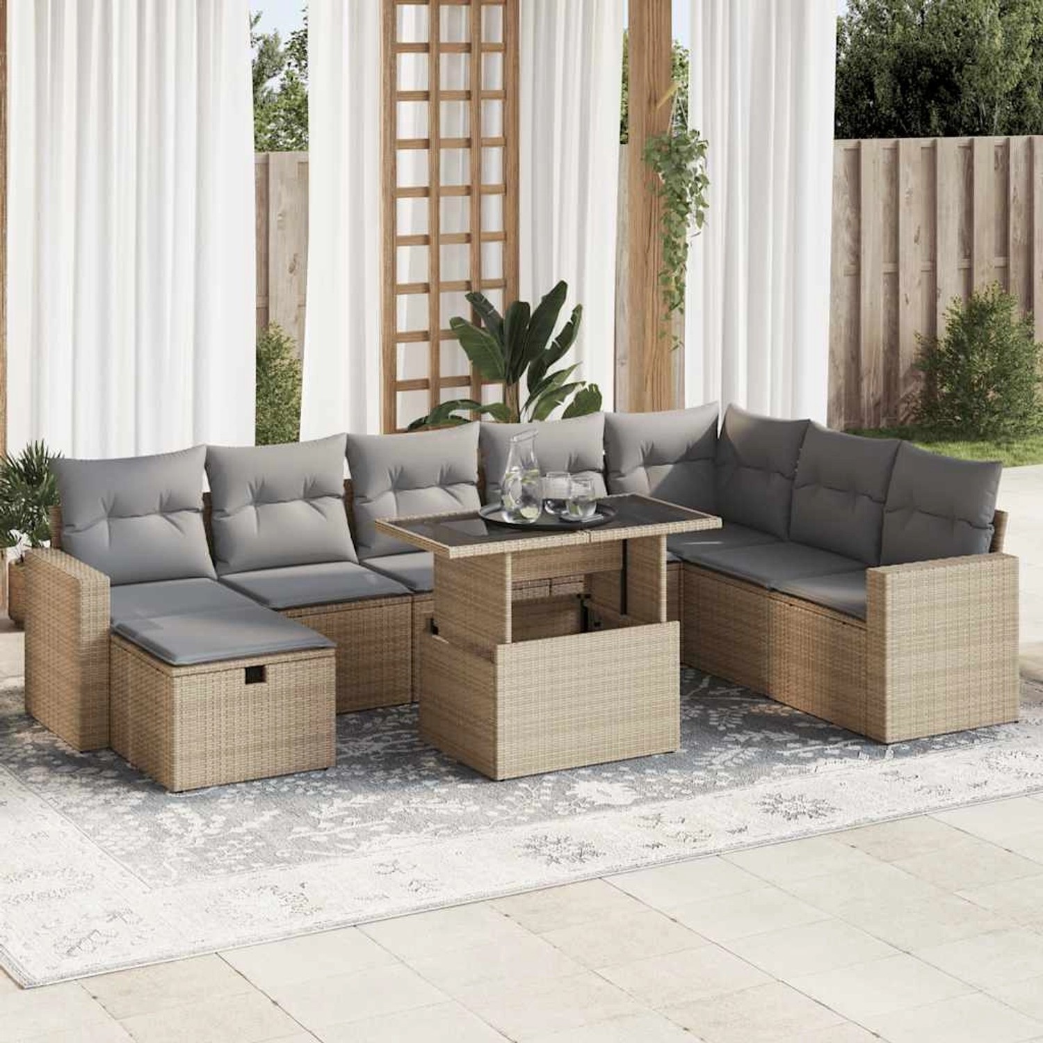 Beige 9-tlg. Garten-Sofagarnitur aus Rattan mit hellgrauen Kissen und Tisch mit Glasplatte.