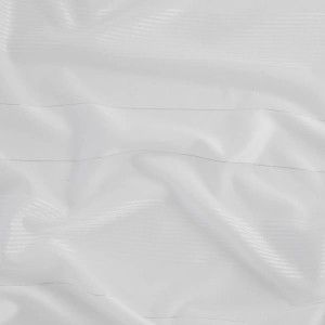 Detailansicht des weißen, transparenten Bricoflor Vorhangs Lena mit verdeckten Schlaufen und feinen Streifen.
