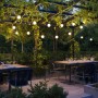 Paulmann LED-Lichterkette Naima mit warmweißen Lichtkugeln an einer begrünten Pergola. Ideal für Garten & Terrasse.