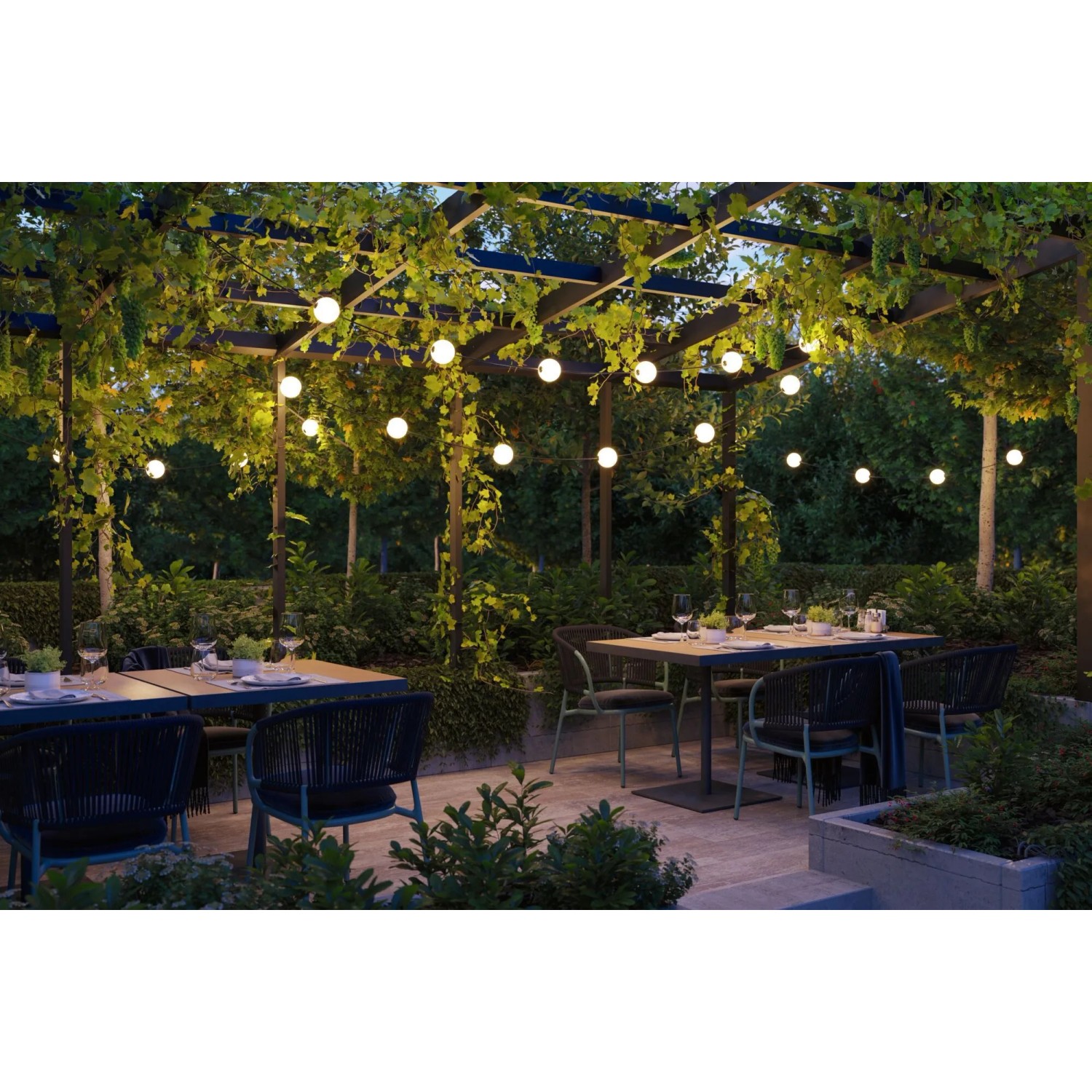 Paulmann LED-Lichterkette Naima mit warmweißen Lichtkugeln an einer begrünten Pergola. Ideal für Garten & Terrasse.