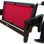 Reverso Spieltisch: 2-in-1 Pooltisch und Tischfußball mit rotem Billardtuch und Holzrahmen.