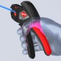 KNIPEX ComStrip Abisolierzange in Aktion, isoliert blaues Kabel. Zange mit rotem Griff.