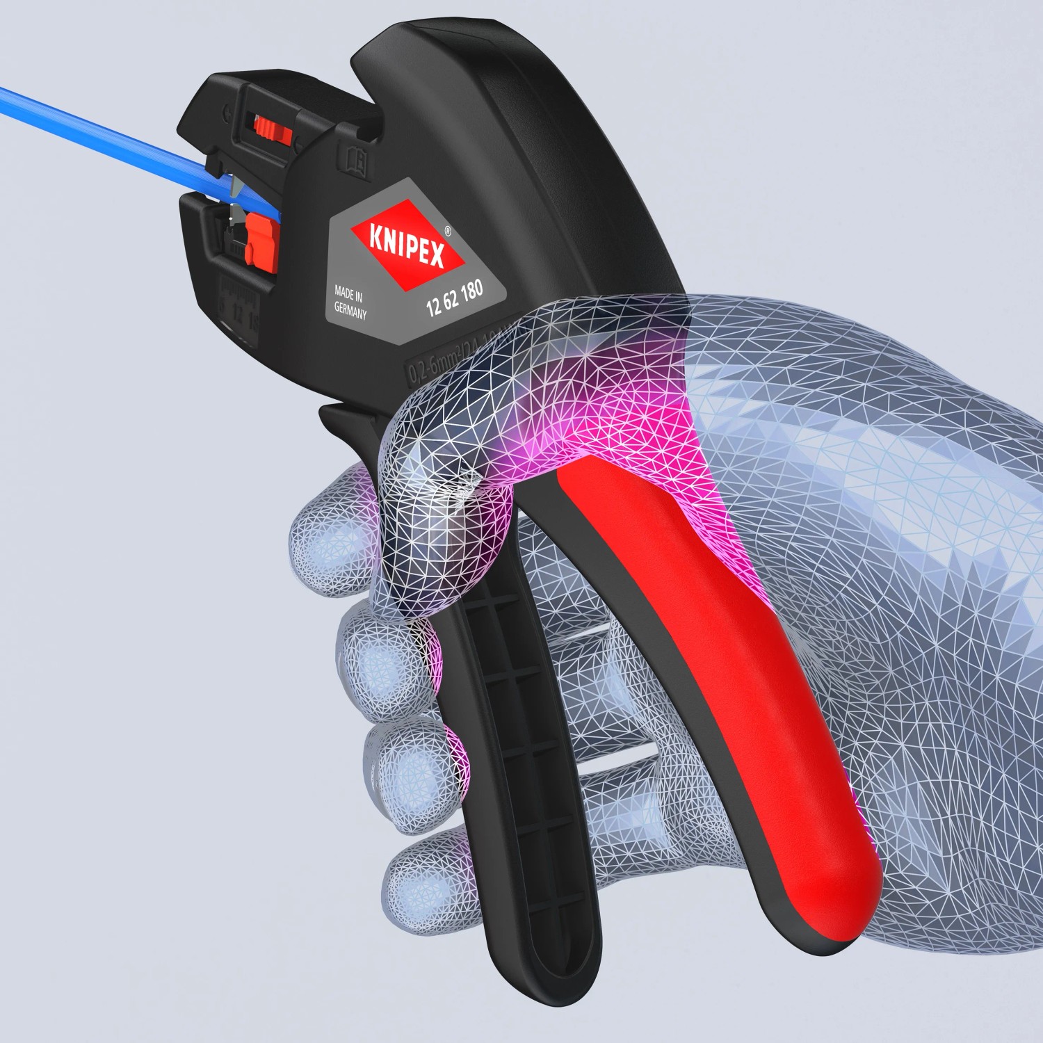 KNIPEX ComStrip Abisolierzange in Aktion, isoliert blaues Kabel. Zange mit rotem Griff.