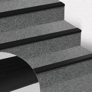 Treppe mit schwarzen KARAT Stufenkantenprofilen Toronto für Kantenschutz und sicheren Halt.
