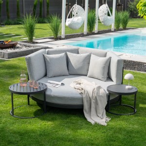 Graues Home Deluxe Daybed FLORIDA mit Beistelltischen im Garten.