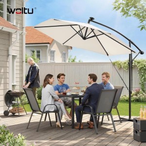 Beiger WOLTU Ampelschirm mit Solar-LED-Beleuchtung auf Terrasse, spendet Schatten für Gäste. 360° drehbar.