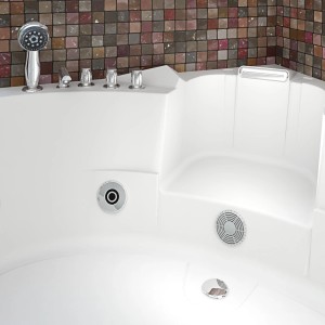 Detailansicht der AquaVapore Whirlpool Badewanne 152x152cm mit Armaturen und Düsen.