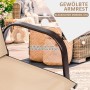 Nahaufnahme eines beigen Gartenstuhls mit gewölbter Armlehne aus Metall und Stoffbezug. Ideal für Terrasse, Essgruppen.