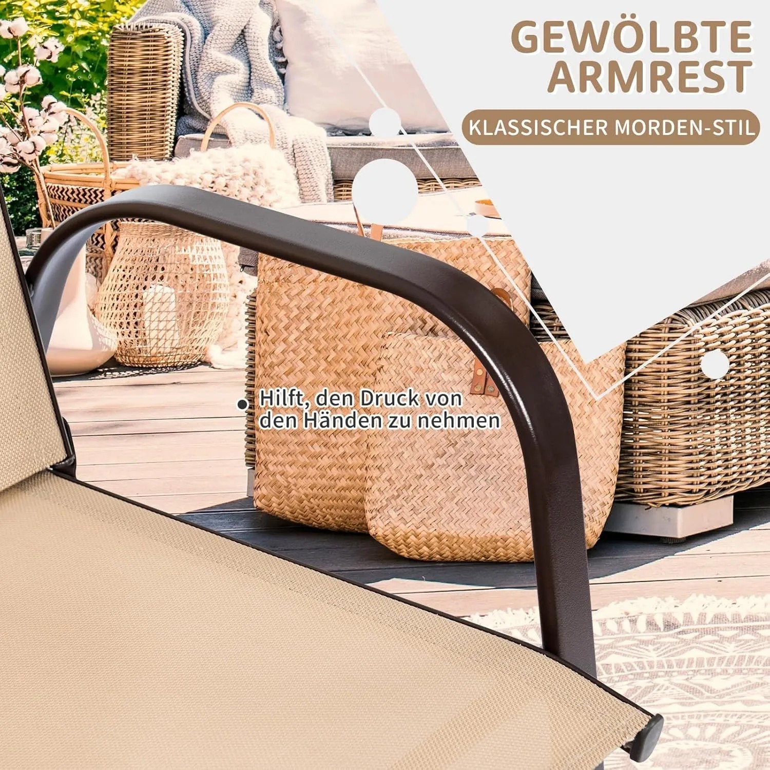 Nahaufnahme eines beigen Gartenstuhls mit gewölbter Armlehne aus Metall und Stoffbezug. Ideal für Terrasse, Essgruppen.