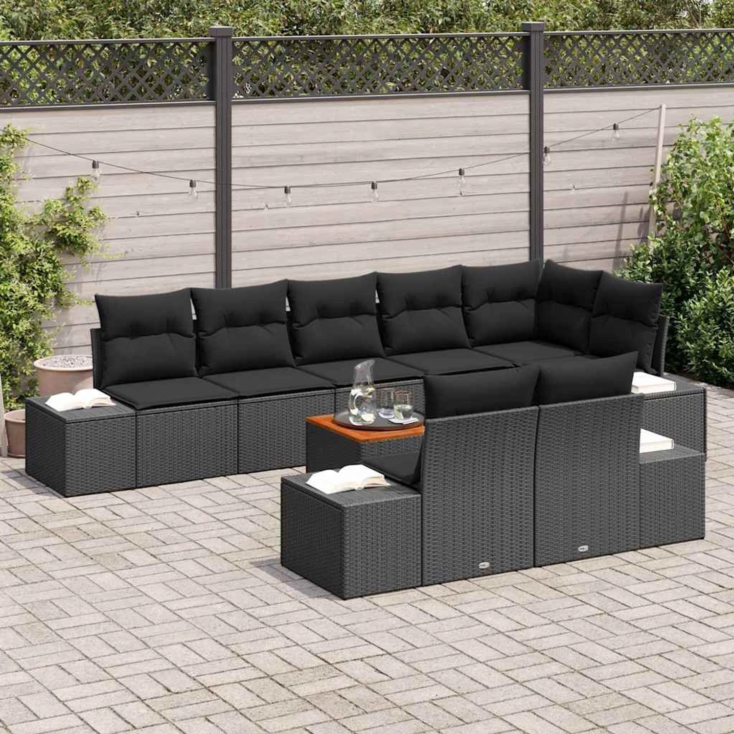 Schwarzes 9-teiliges Garten-Sofa-Set aus Poly Rattan mit Kissen.