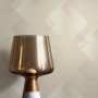 Beige Vliestapete Donato mit modernem, strukturiertem Grafikmuster. Geometrische Formen für stilvolle Wandgestaltung.
