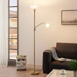 Goldene Lindby Stehlampe Jost mit zwei Leuchten im Wohnzimmer.