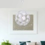 Weiße Globo Pendelleuchte Stella, kugelförmig aus Kunststoffblüten, Durchmesser 60 cm.
