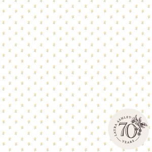 Laura Ashley Vliestapete Wood Violet: Zartes Blütenmuster in Ockergelb auf weißem Grund.