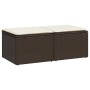 Braune 2-teilige Garten-Sofagarnitur aus Rattan mit cremefarbenen Kissen.