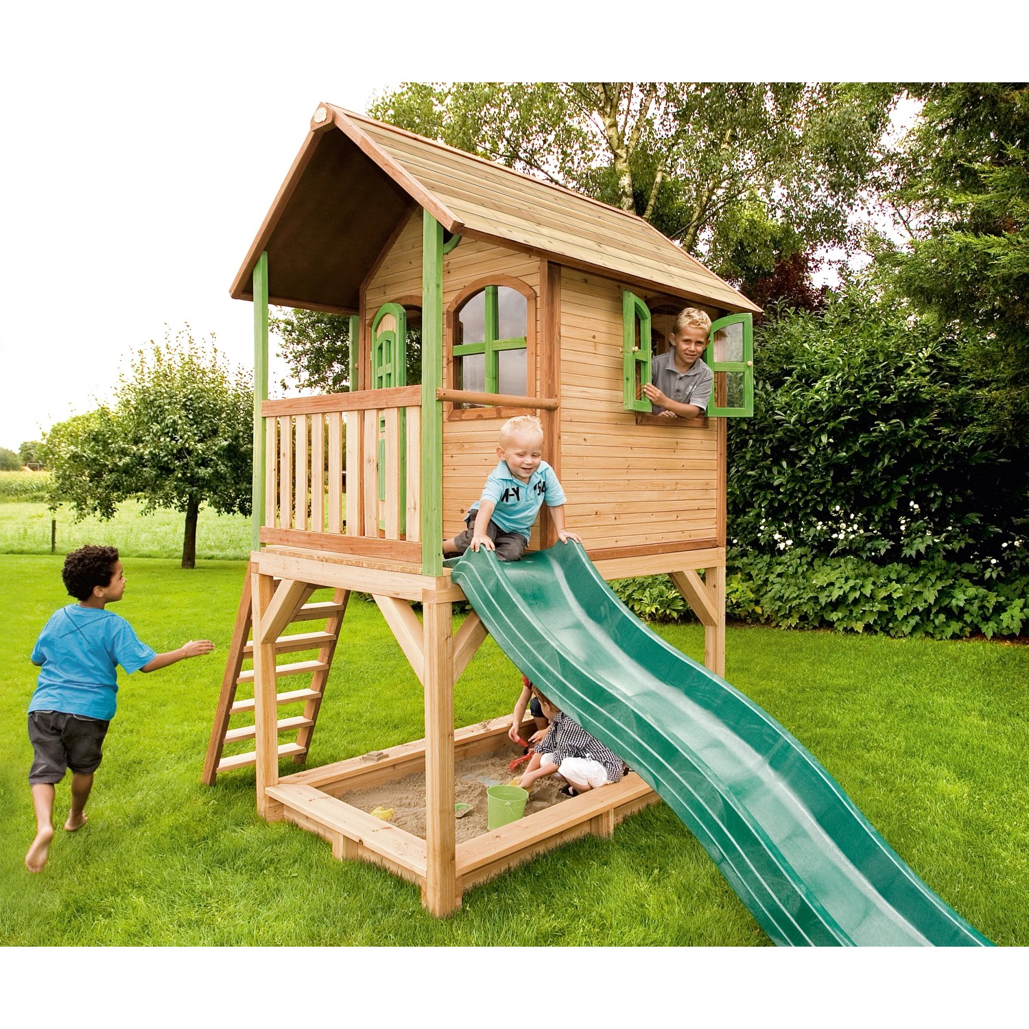 Axi Sarah Spielhaus aus Holz mit grüner Rutsche und Sandkasten für Kinder.