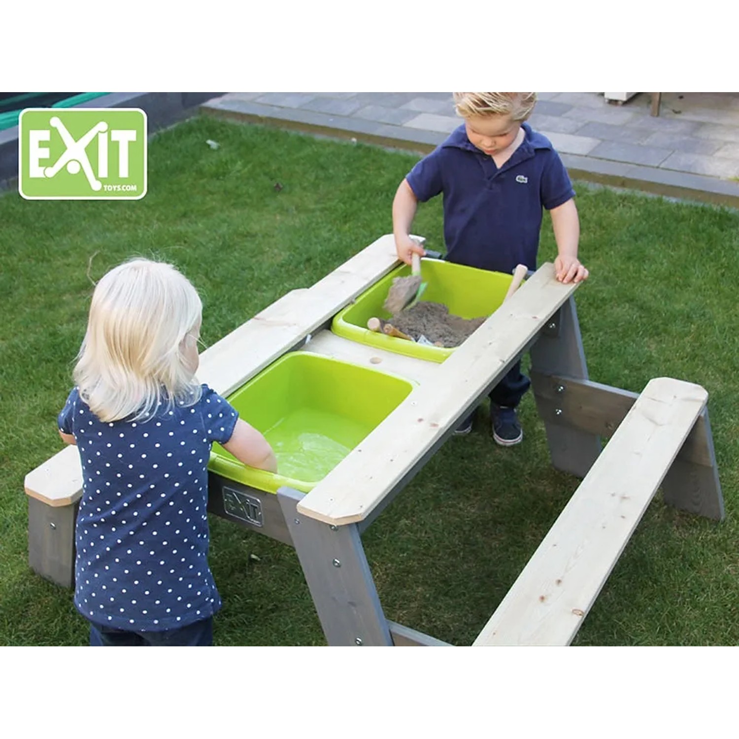 EXIT Aksent Sand-, Wasser- und Picknicktisch mit 2 Bänken für Kinder zum Spielen im Garten.