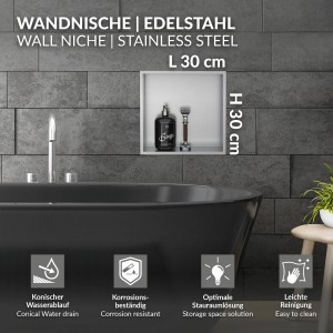 Eingebaute, silberne LuxeBath Wandnische aus Edelstahl (30x30x10 cm) im Badezimmer.