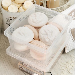 Transparente KIS Aufbewahrungsbox C XXS mit Deckel, gefüllt mit Seifenstücken.