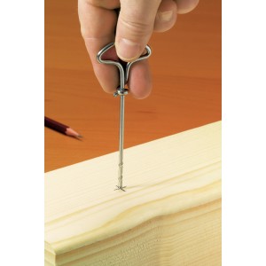 LUX Nagelbohrer 2 mm im Einsatz: Vorbohren von Holz im Hobbybereich für präzise Löcher.