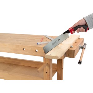Rikta Hobelbank aus Buchenholz mit Schraubstock und Werkstück beim Sägen.