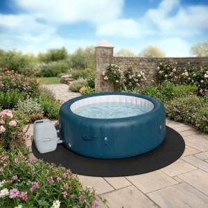 Runde schwarze EVA-Schaumstoff Poolunterlage unter einem Hot Tub im Garten. Rutschhemmend & isolierend für Bodenschutz.
