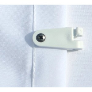 Weißer Laufhaken für Sonnensegel mit Seilspanntechnik, am Segel befestigt.