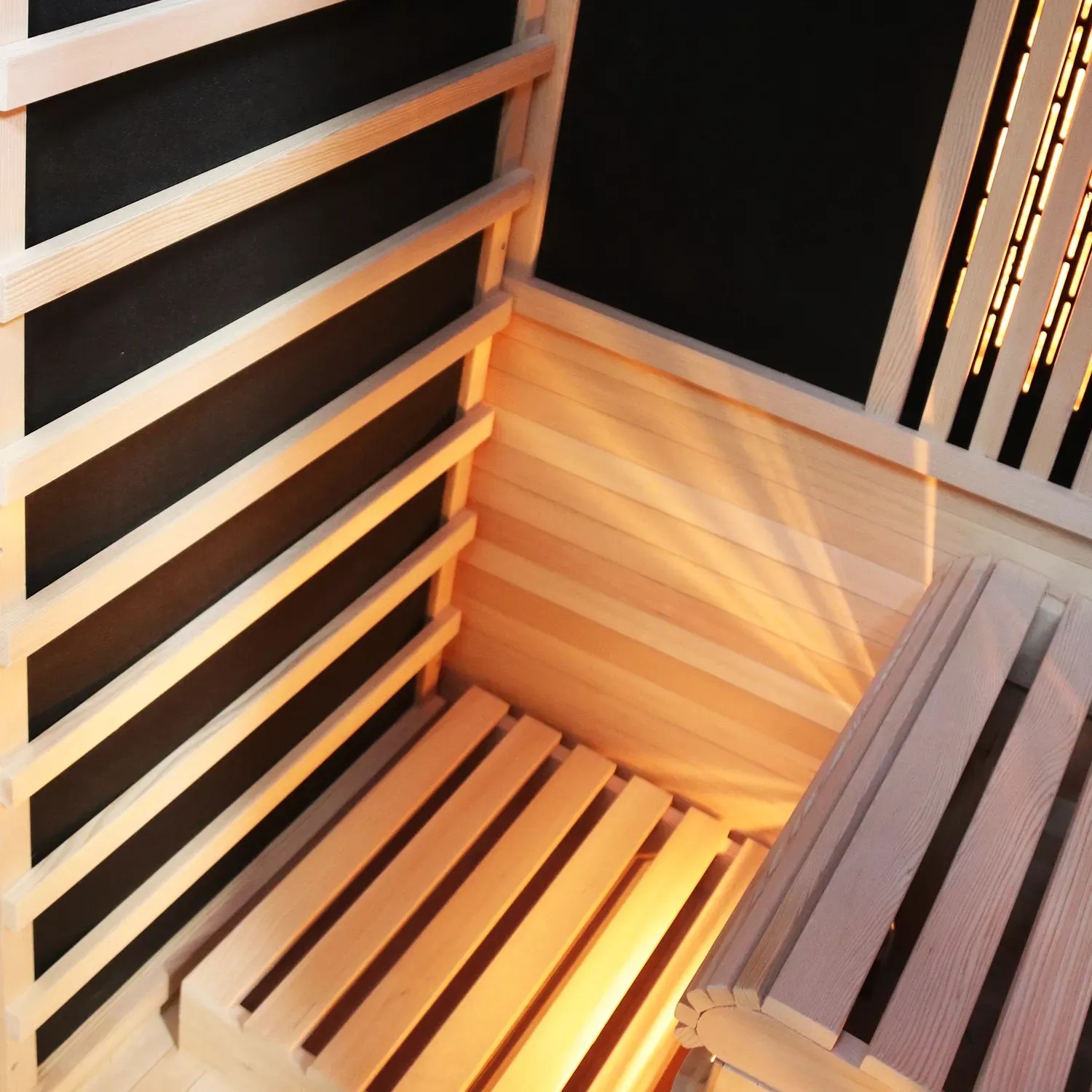 Innenansicht der Dewello Infrarotkabine Ottawa aus Hemlock-Holz mit Sitzbank.