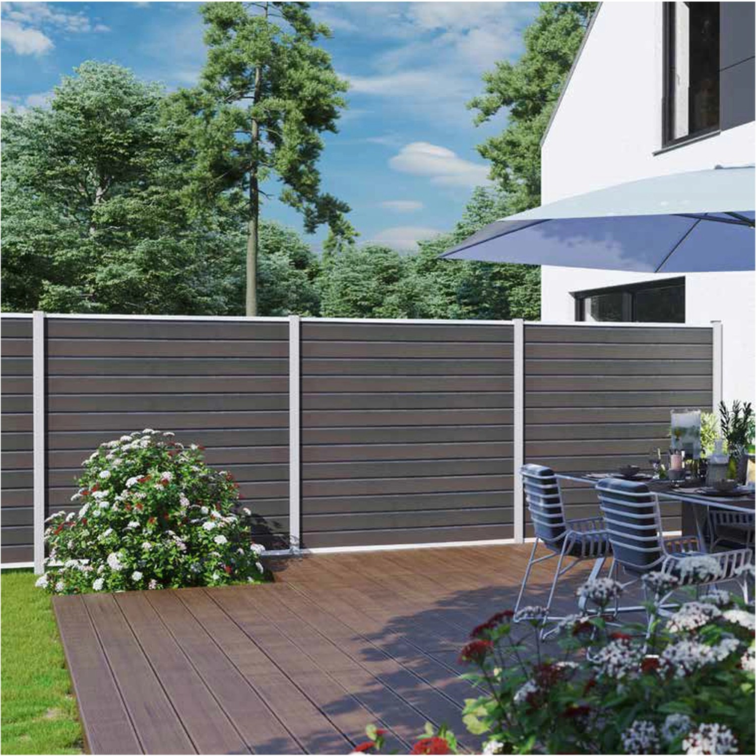 WPC Steckzaun Wollbach Serie, graue Zaunlamelle im Garten mit Terrasse und Sitzbereich.
