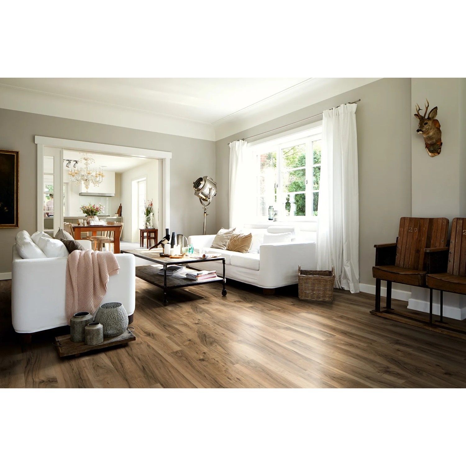 Wohnraum mit Egger Aqua-Laminatboden EL1071 NatureSense Perganti Nussbaum Braun.