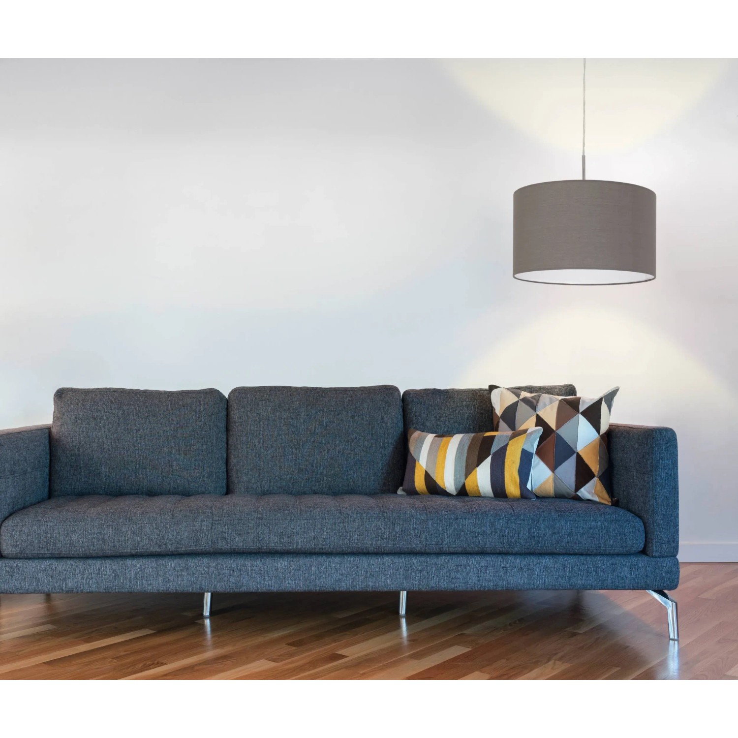 Moderne Eglo Hängeleuchte Pasteri, anthrazit-brauner Stoffschirm, Ø 38 cm, über Sofa im Wohnzimmer.